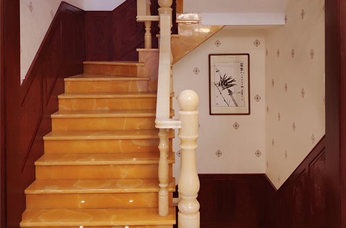 凤岗镇中式别墅室内汉白玉石楼梯的定制安装装饰效果